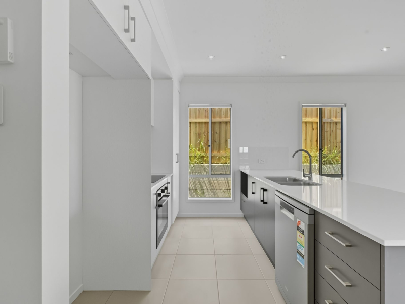15 Avondale Circuit, Deebing Heights, QLD 4306 Australia