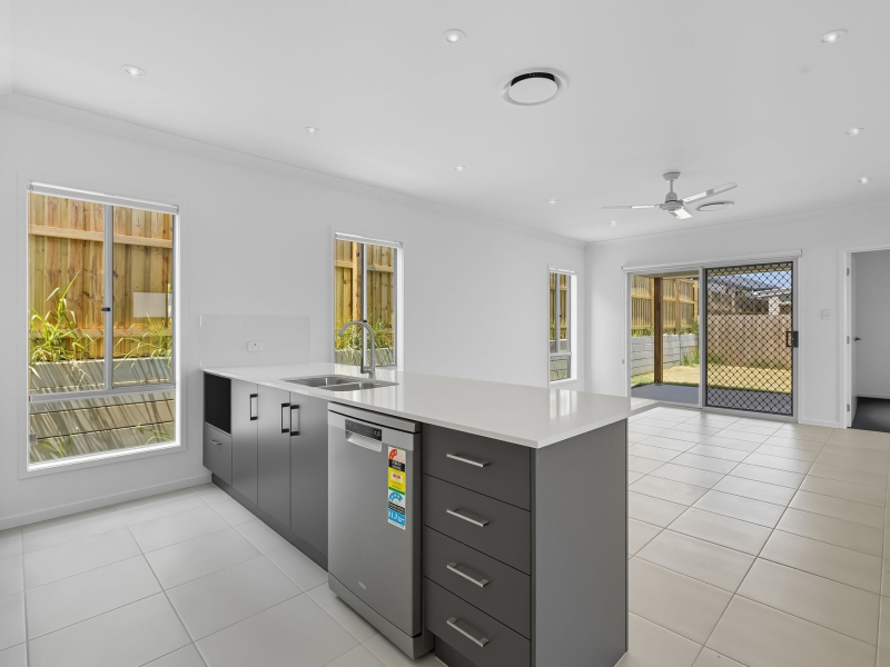 15 Avondale Circuit, Deebing Heights, QLD 4306 Australia