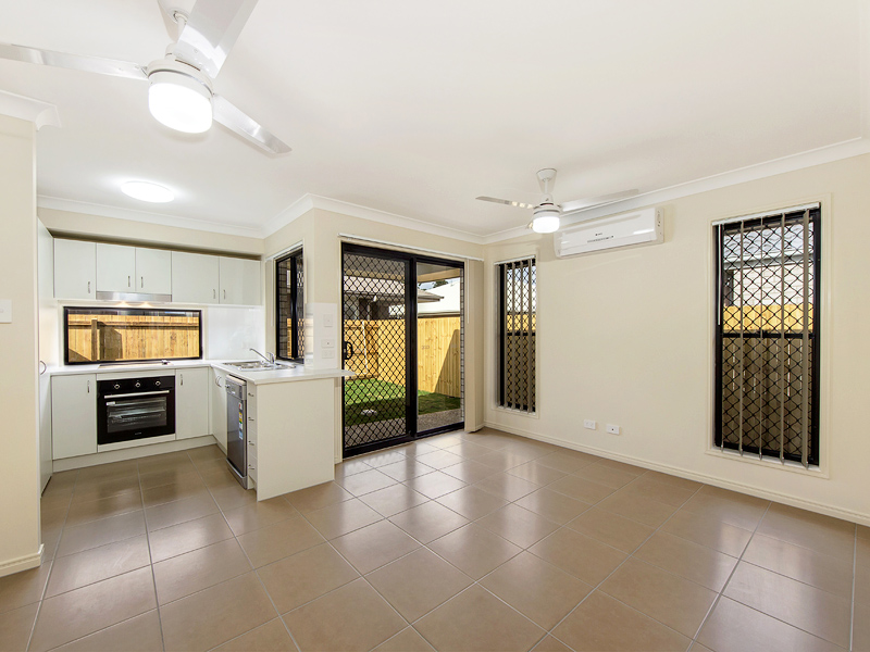 2/11 Dusk Place, CRESTMEAD, QLD 4132 Australia