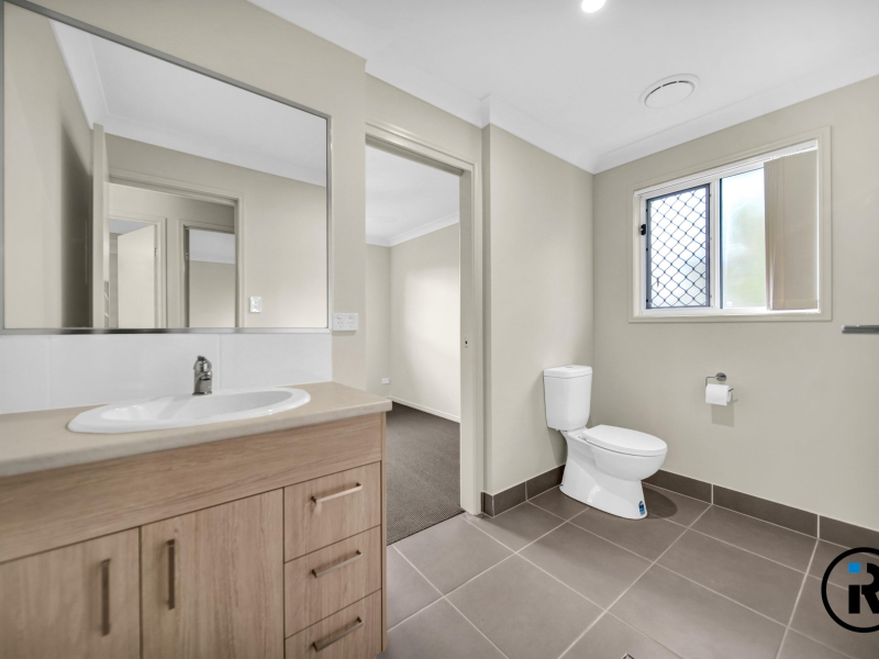 2/18B Ariel Avenue, KINGSTON, QLD 4114 Australia
