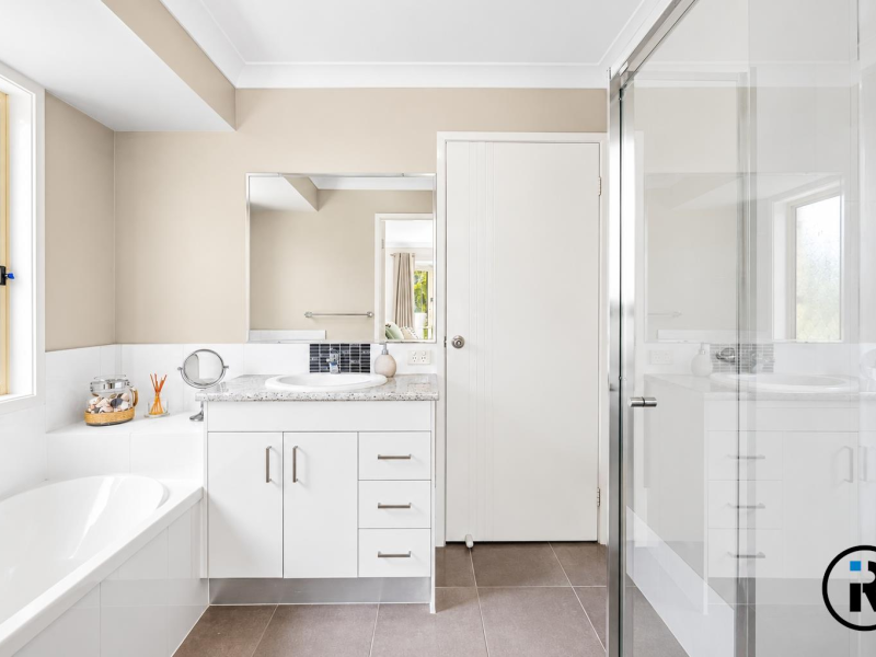 6 Majestic Court, Regents Park, QLD 4118