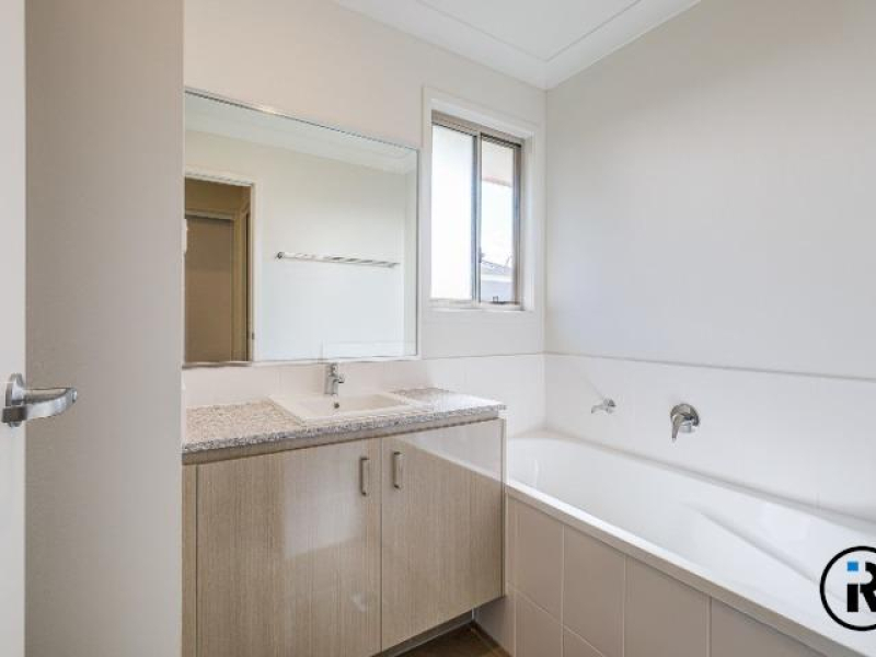 19 Bloomfield Avenue, Park Ridge, QLD 4125